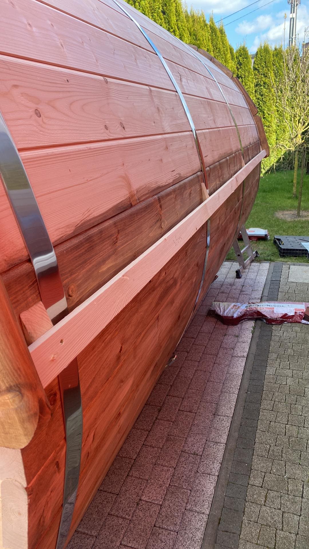 Lang planke fastgjort på trekanterne i hele tøndesidens længde